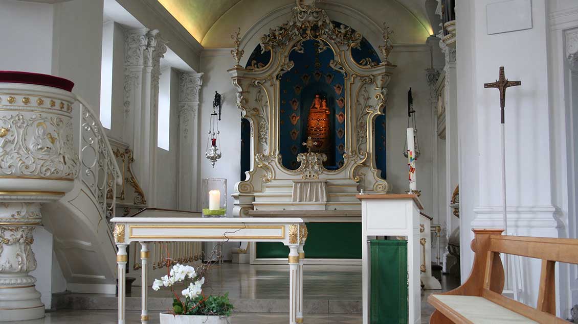 Ein Marienbildnis prägt den Hochaltar der Dyckburgkirche. | Foto: Jens Joest