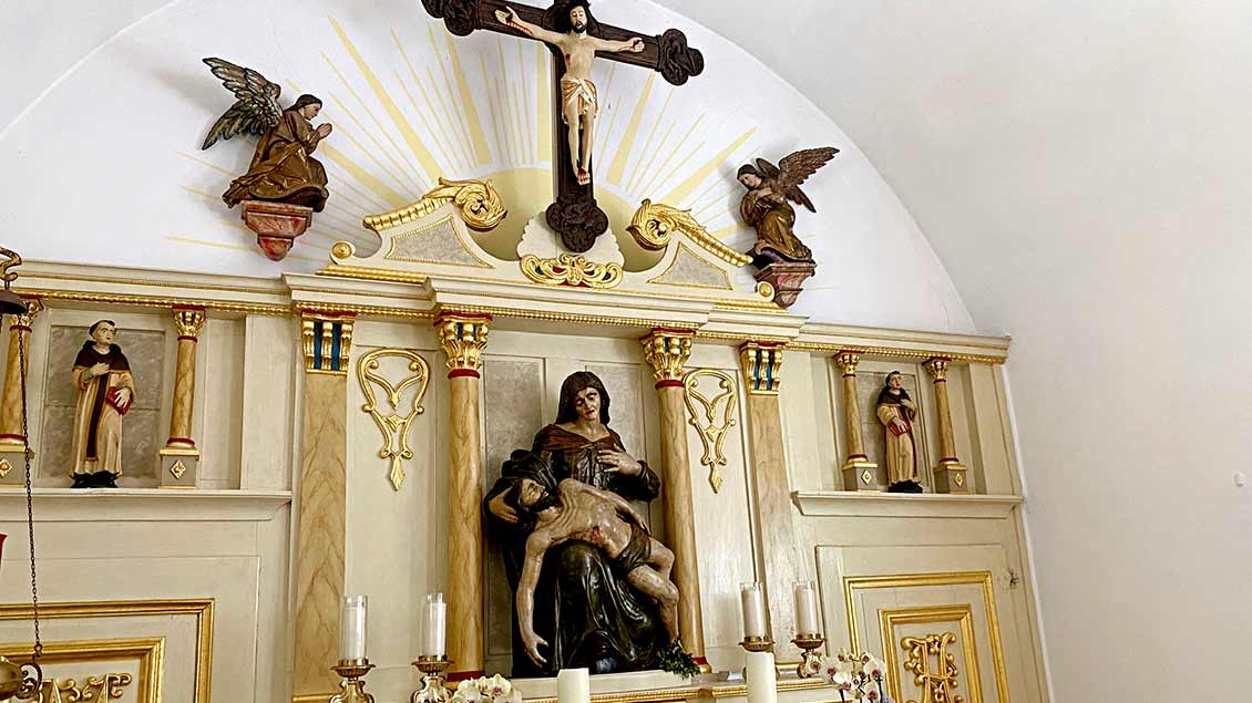Der Altar mit der Marienklage stammt aus dem 16./17. Jahrhundert und stand ursprünglich in der Kirche St. Lamberti in Coesfeld. | Foto: Johannes Bernard