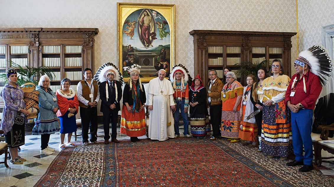 Papst und Indigene