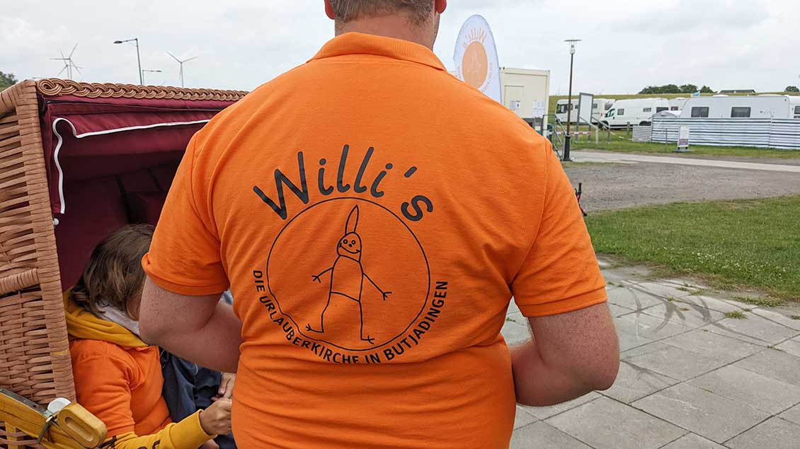 Die Teamer in Tossens, hier Phillip Wolters aus Nordwalde, sind zu erkennen an ihrem T-Shirt mit dem Aufruck „Willi’s – die Urlauberkirche in Butjadingen“. | Foto: Michael Rottmann