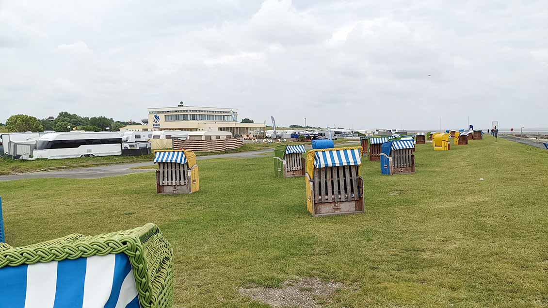 Der Campingplatz Tossens in der Gemeinde Butjadingen liegt am Jadebusen mit Blick auf die Hafenanlagen von Wilhelmshaven. | Foto: Michael Rottmann