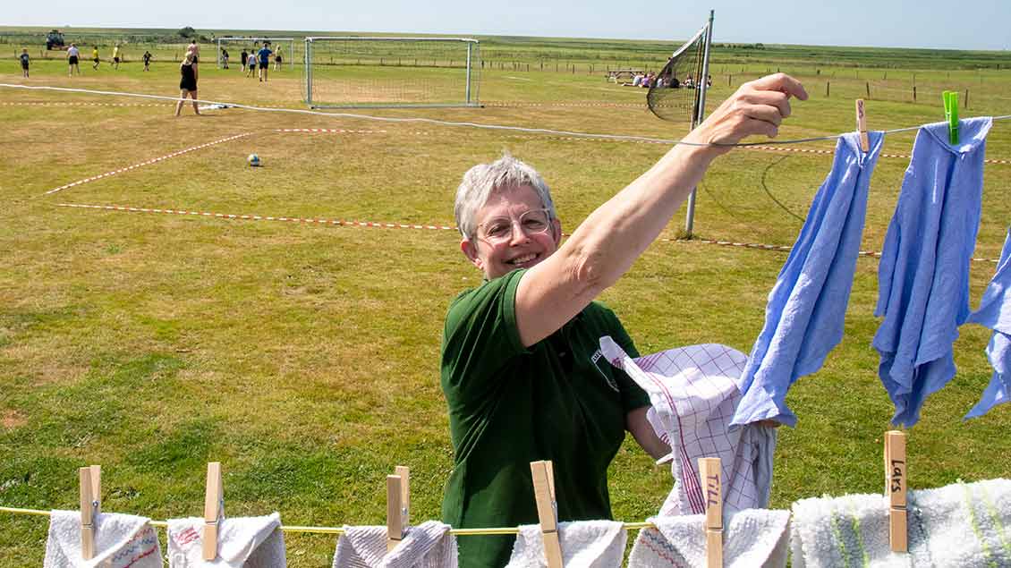 Annette Piepenpott hängt Wäsche auf. Foto: Ann-Christin Ladermann (pbm)