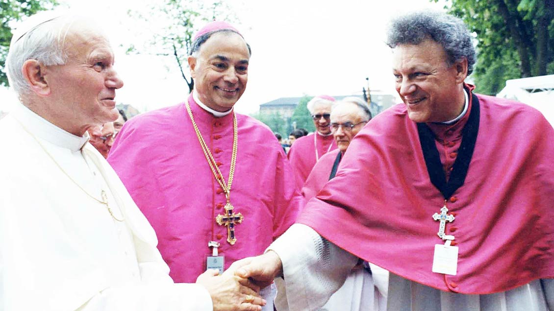 Johannes Paul II., Bischof Reinhard Lettmann und Walter Böcker beim Papstbesuch  in Münster im Jahr 1987. | Foto: Archiv