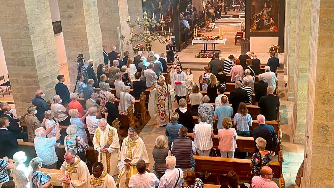 Mehrere hundert Teilnehmende feierten den Festgottesdienst zum Jubiläum „900 Jahre Kloster Cappenberg“ mit. | Foto: Johannes Bernard