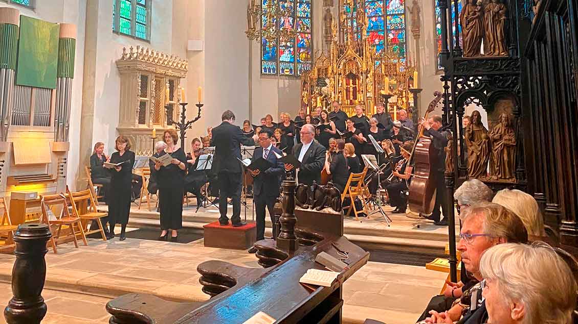 Der St.-Johannes-Chor aus Werne sang die „Krönungsmesse“ von Mozart und Teile aus dem Oratorium „Die Schöpfung“ von Haydn. Die Stiftung „Musica Sacra Westfalicia“ finanzierte die musikalische Gestaltung des Festgottesdienstes. | Foto: Johannes Bernard