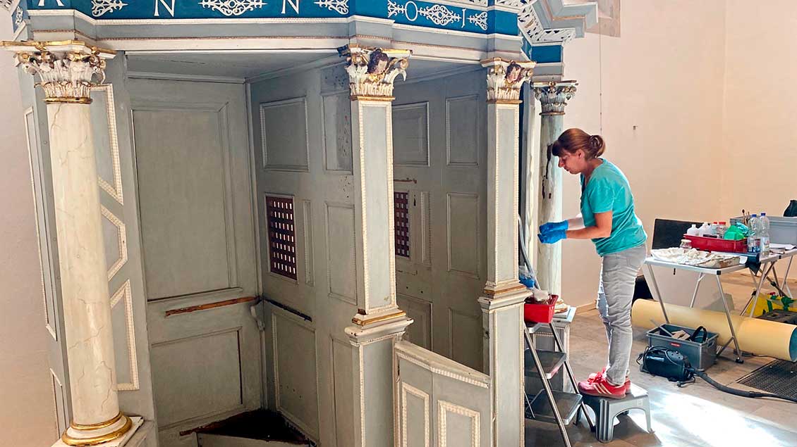 Restauriert wird ein historischer Beichtstuhl aus der Zeit um 1700. | Foto: Johannes Bernard