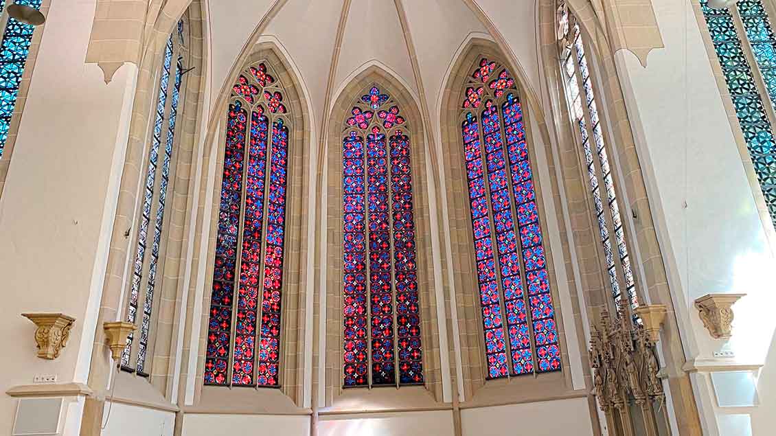 Bunt scheinen die Kirchenfenster im Chorraum der Lambertikirche. | Foto: Johannes Bernard