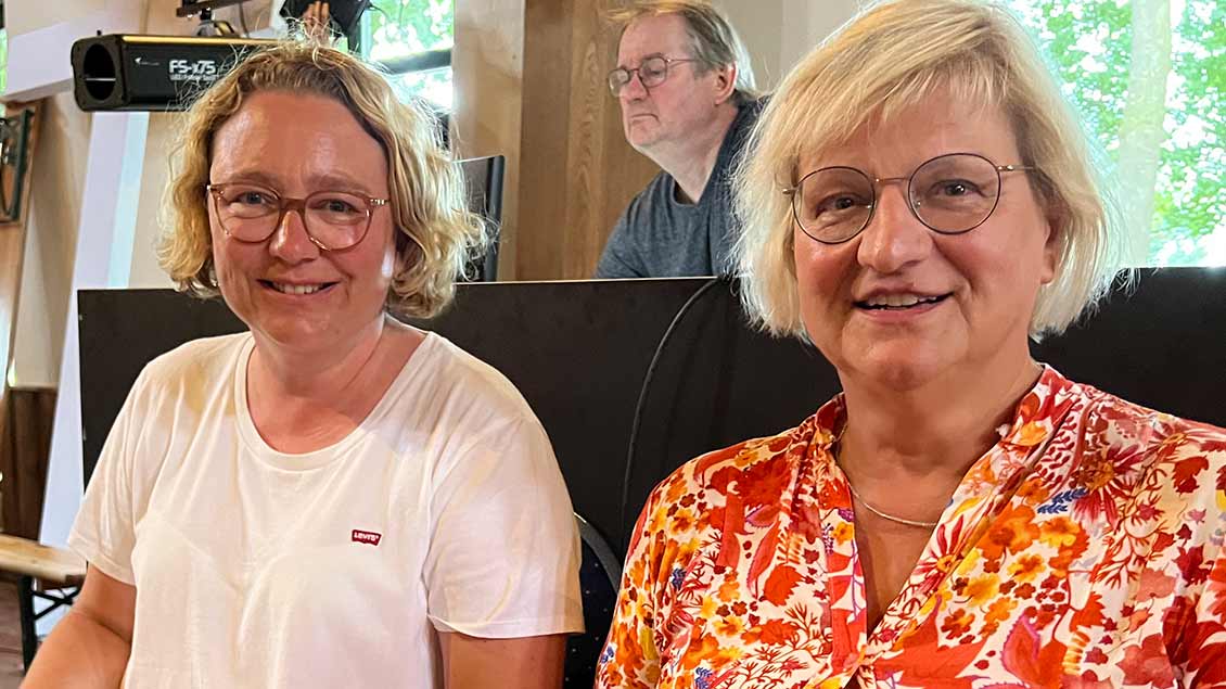 Sie sind eine wichtige Stütze für die Schauspieler: Christine Wegmann (links) und Stefanie Brinkmeier agieren als Souffleusen. | Foto: Marie-Theres Himstedt