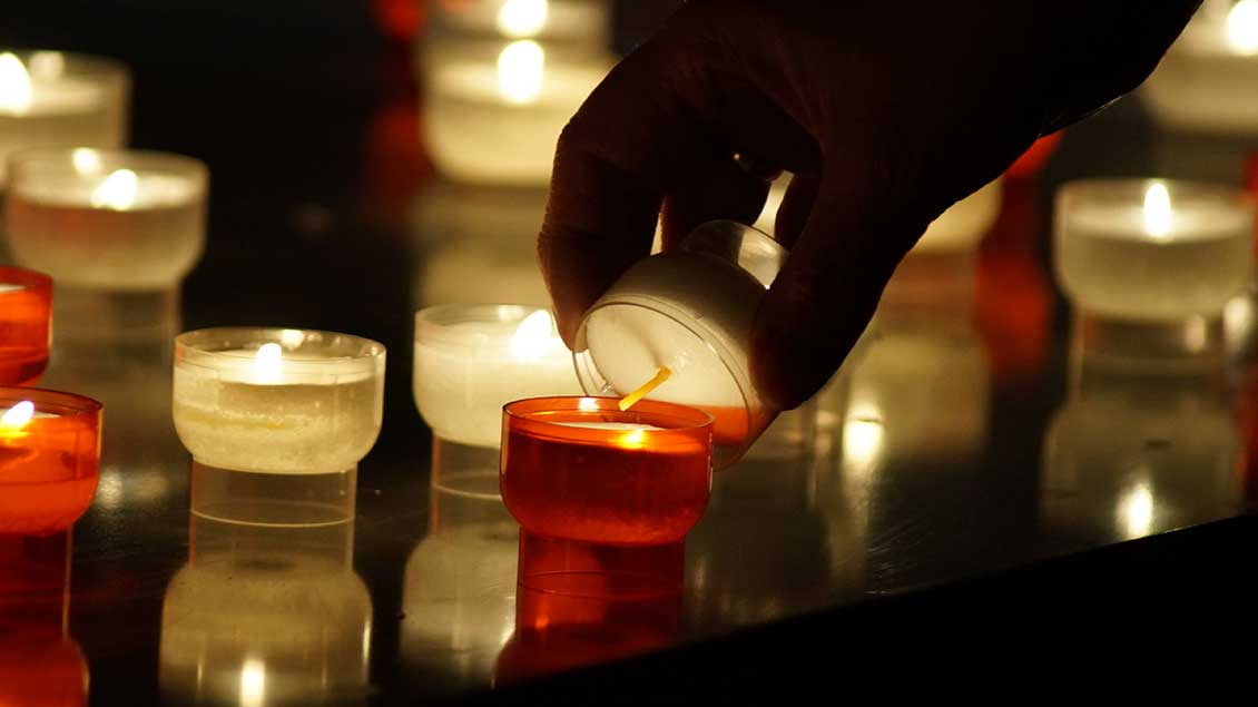 Viele Besuchende entzünden Kerzen vor dem Altar und dem Allerheiligsten. | Foto: Nightfever Münster