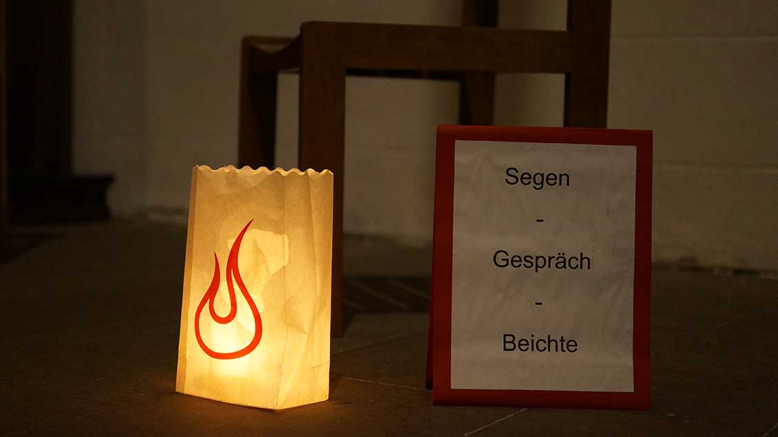 Bei "Nightfever" bieten Priester Gespräche an, hören Beichte und spenden den Einzelsegen. | Foto: Nightfever Münster