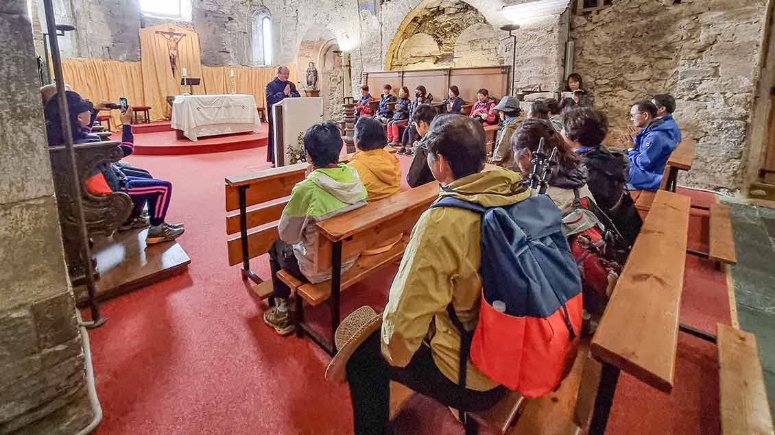 Pilger aus aller Welt, religiös oder nicht, nehmen an den Gottesdiensten der Mönche in der fast 1000 Jahre alten Dorfkirche von Rabanal del Camino teil. | Foto: Bruder Cassian Jakobs OSB 