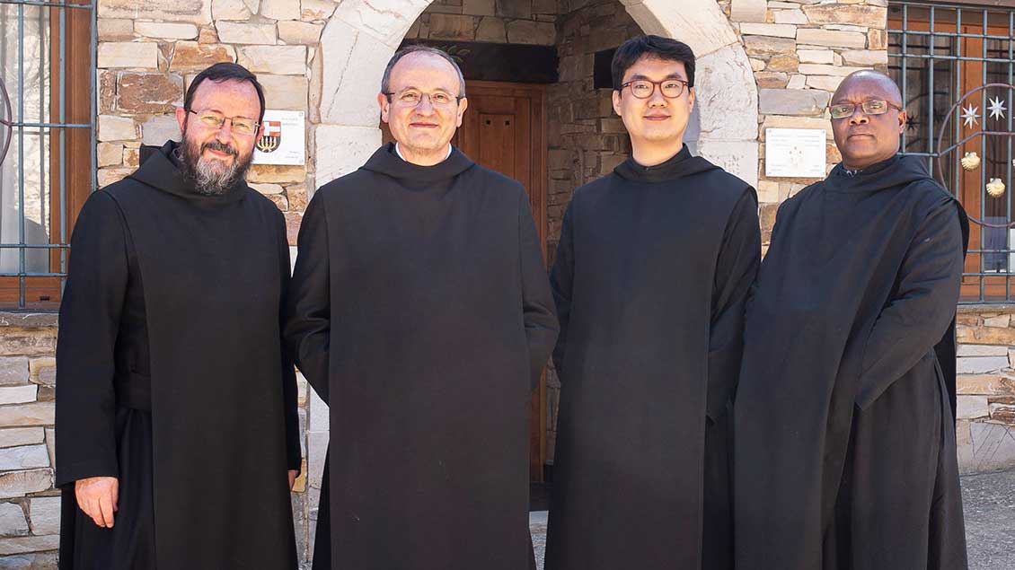 Die Gemeinschaft der Benediktiner von Rabanal del Camino (von links): Bruder Cassian (Deutschland), Superior P. Juan Antonio (Spanien), Pater Antonius (Südkorea) / Pater Valentin (Tanzania). | Foto: pd
