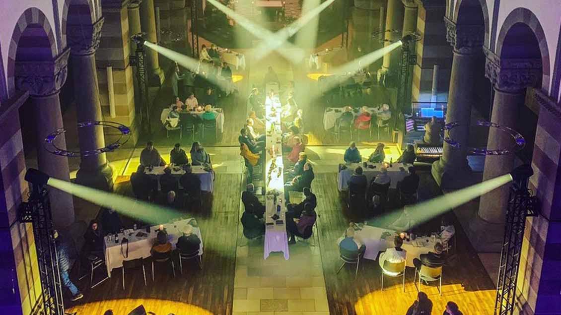 Mit wildfremden Menschen Abendmahl in der Kirche feiern – das Ziel: Gemeinschaft erleben.  | Foto: pd Foto: pd