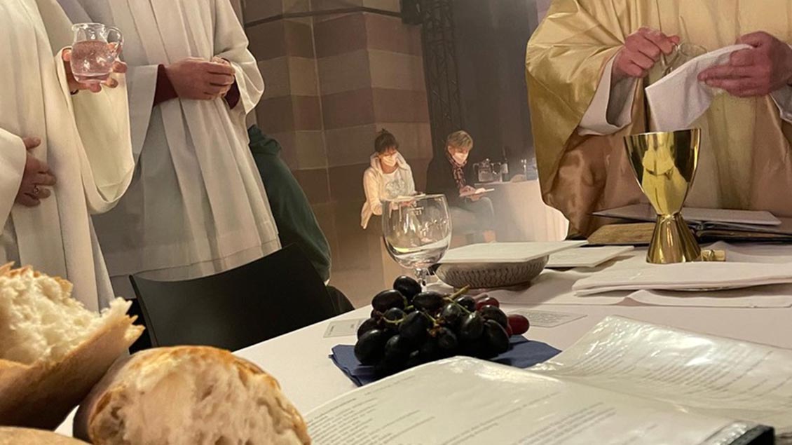 Die Kirchenbänke wurden aus der Basilika geräumt, stattdessen lange Tische, in festlichem Weiß gedeckt mit Trauben, Brot und Wein aufgestellt. | Foto: pd