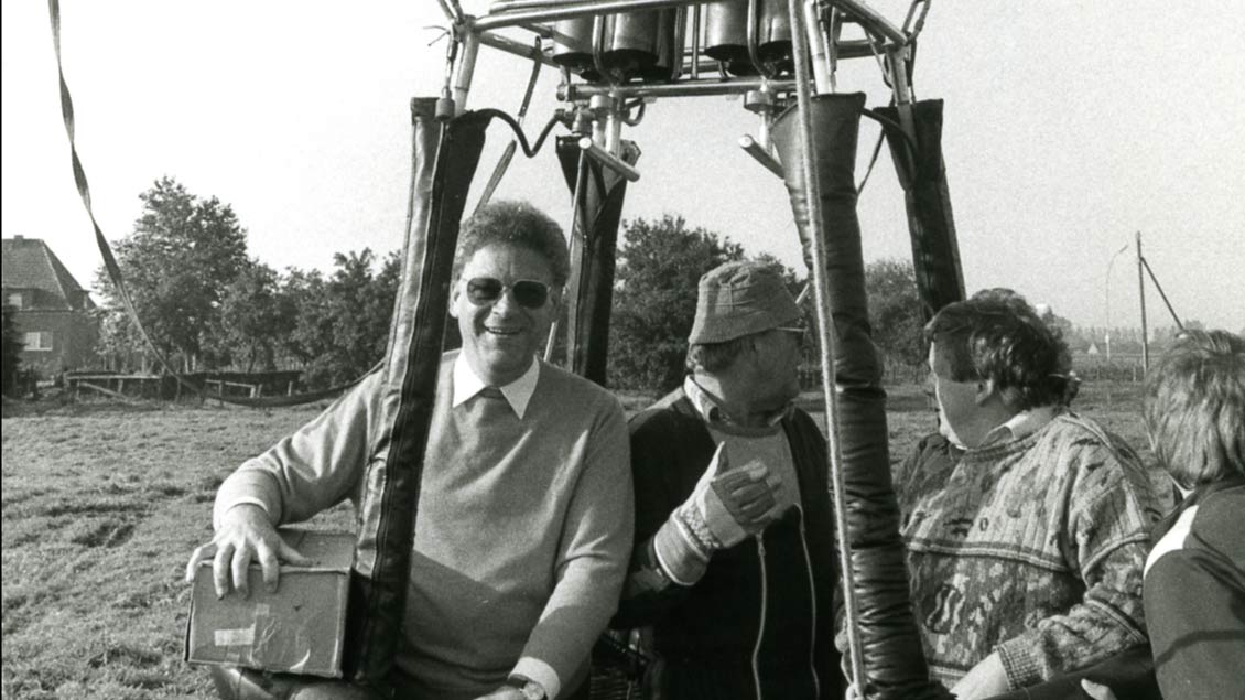 Walter Böcker auf einer Ballonfahrt in den 1980er Jahren. | Foto: Archiv