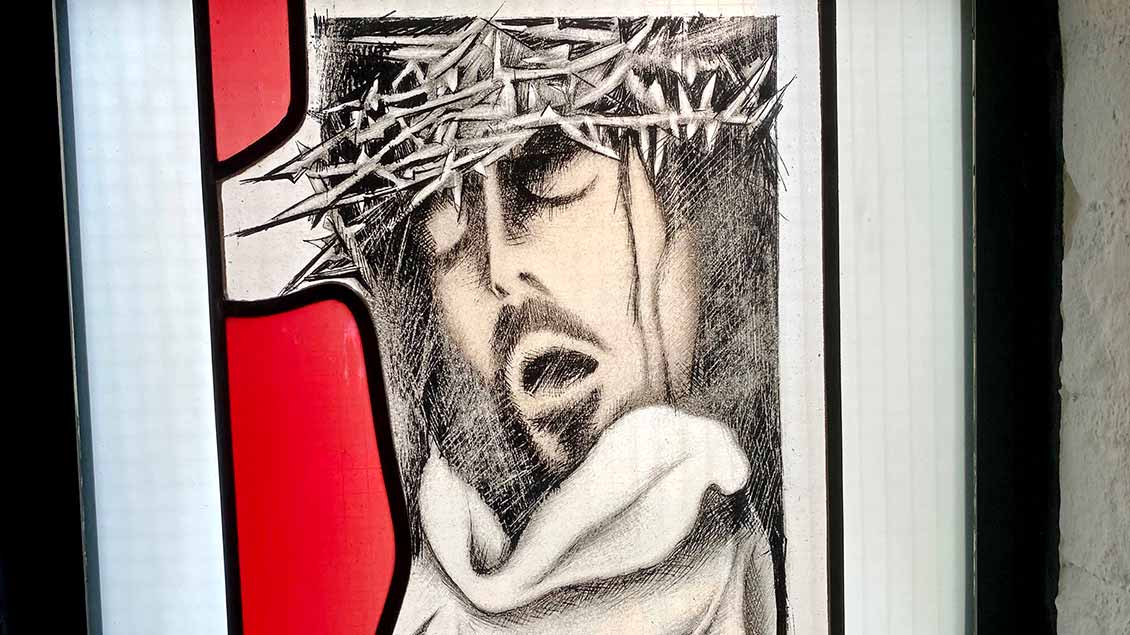 Das Kreuzwegfenster zeigt den „Schmerzensmann“ – Ecce Homo – Welch ein Mensch. Im Johannes-Evangelium heißt es: „Jesus kam heraus; er trug die Dornenkrone und den purpurroten Mantel. Pilatus sagte zu ihnen: Seht, da ist der Mensch!“ (Joh 19,5)