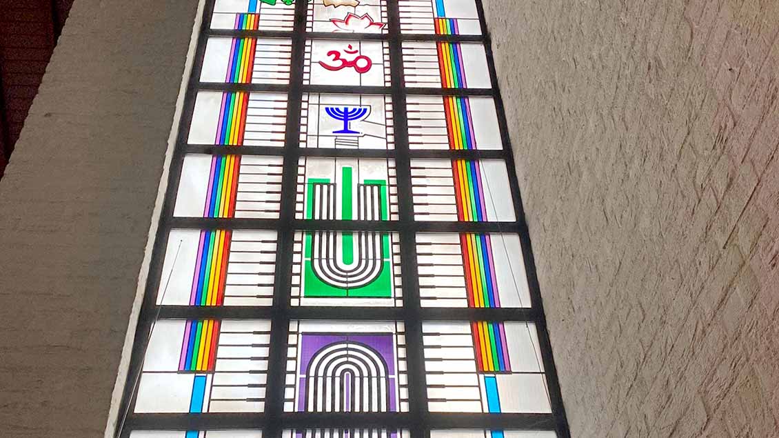 In einem Kirchenfenster zeigt der Glaskünstler Joachim Klos Motive der Weltreligionen Buddhismus, Hinduismus, Judentum und Islam. | Foto: Johannes Bernard