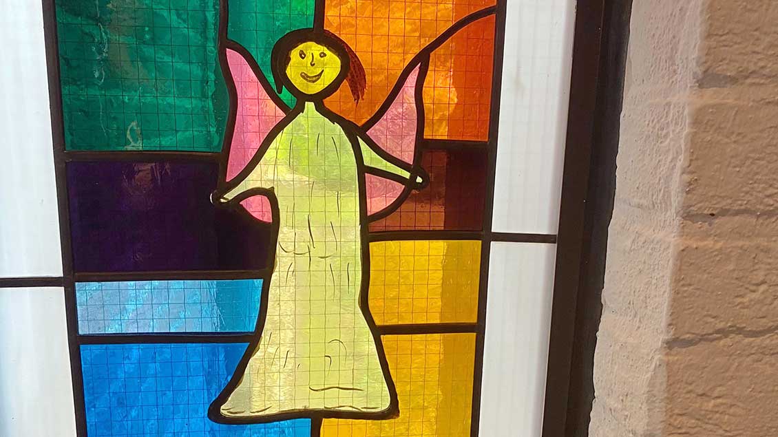 Nach Bildern von Kindern aus Goch ist ein großformatiges Kirchenfenster gestaltet worden. Hier ein Engel-Bild. | Foto: Johannes Bernard