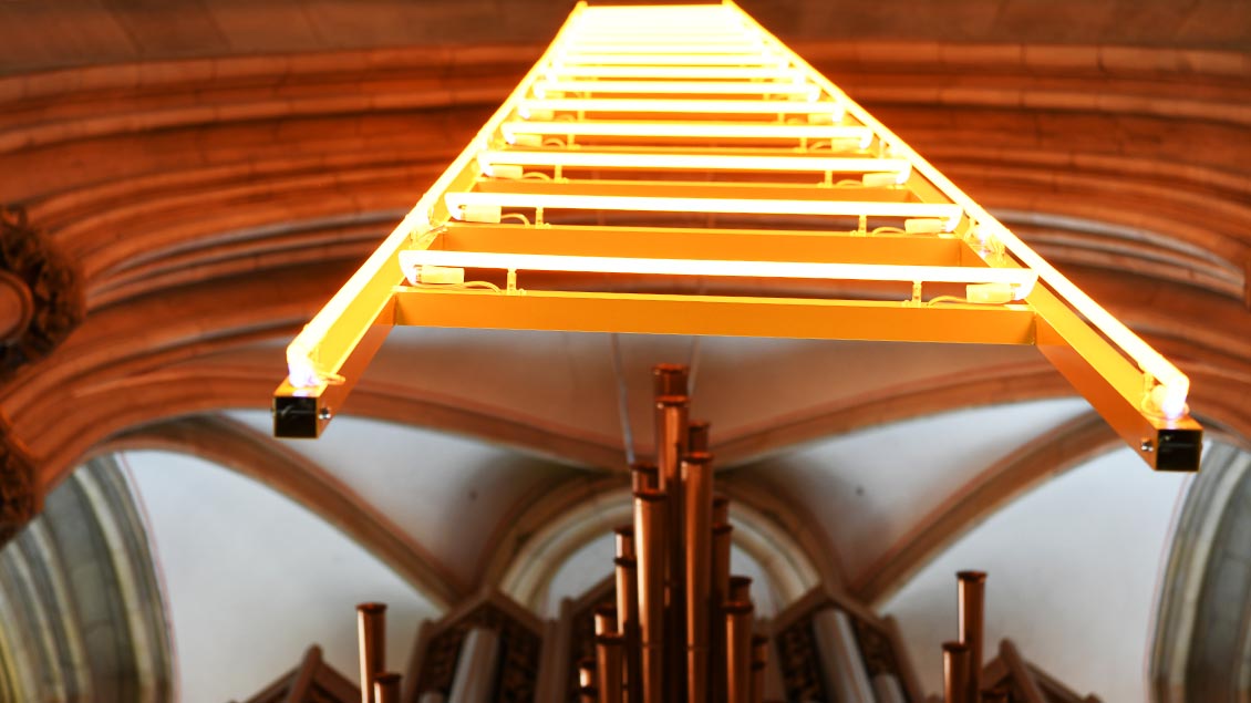 Ein Teil der "Himmelsleiter" hängt vor der Orgel im Innenraum der Kirche. | Foto: Michael Bönte