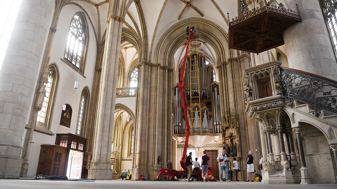 Für die Kunst-Installation wurden die Bänke aus der Kirche geräumt. | Foto: Michael Bönte