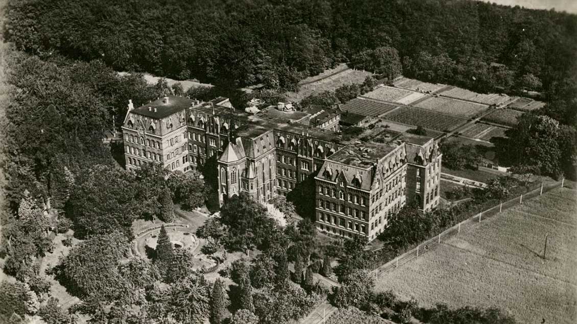 Historische Luftaufnahme des Gymnasiums. | Foto: Schularchiv