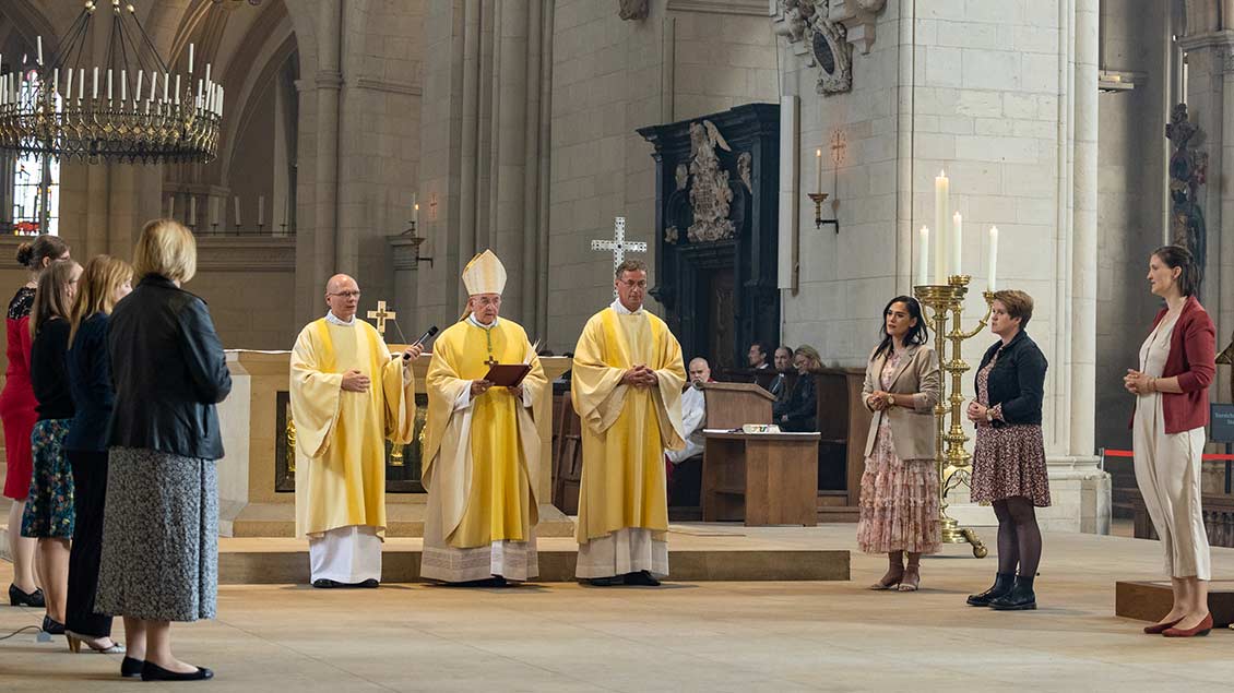 Sieben Frauen werden von Bischof Felix Genn als Pastoralreferentinnen im Bistum beauftragt. | Foto: Achim Pohl (pbm)