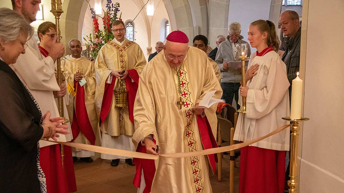 Der Bischof durchschnitt das Band und segnete die neue Katharinen-Kapelle Foto: Michaela Kiepe (pbm)