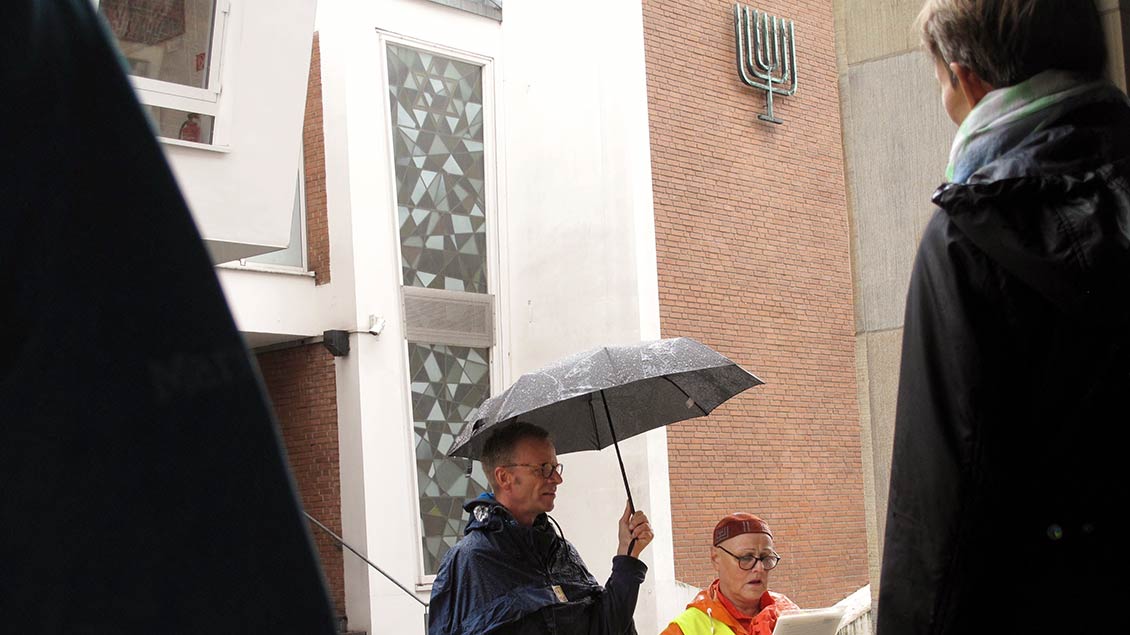 Deborah Williger singt auf hebräisch vor der Synagoge. | Foto: Jürgen Flatken