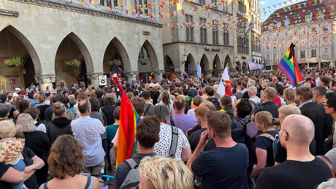 Mehrere tausend Menschen haben auf Münsters Prinzipalmarkt des getöteten Malte gedacht, der nach einer queerfeindlichen Gewalttat im Alter von 25 Jahren starb. | Foto: Markus Nolte