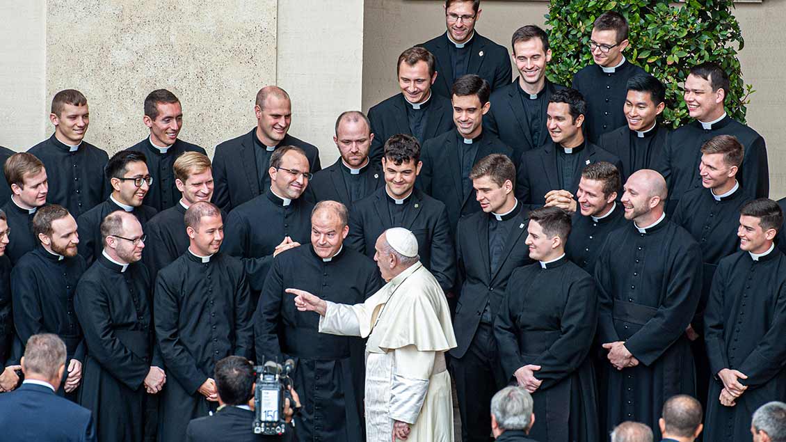 Papst Franziskus mit Seminaristen Foto: Missimiliao Migliorato (Catholic Press / Imago)