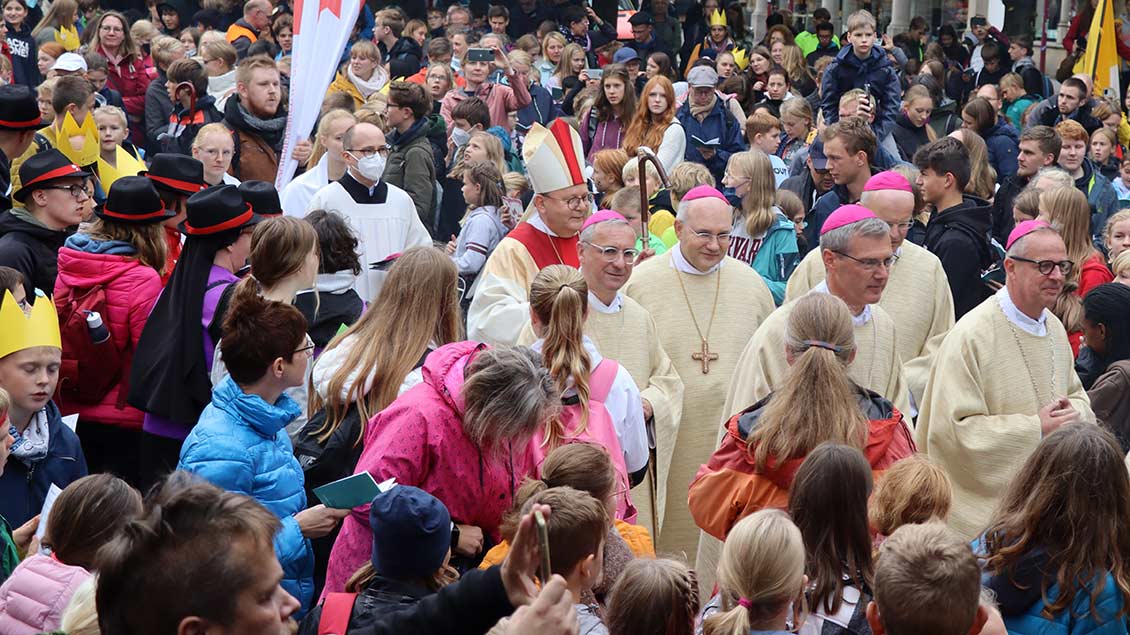 Die Bischöfe ziehen zum großen Abschlussgottesdienst auf den Domplatz in Osnabrück. | Foto: Jörg Sabel