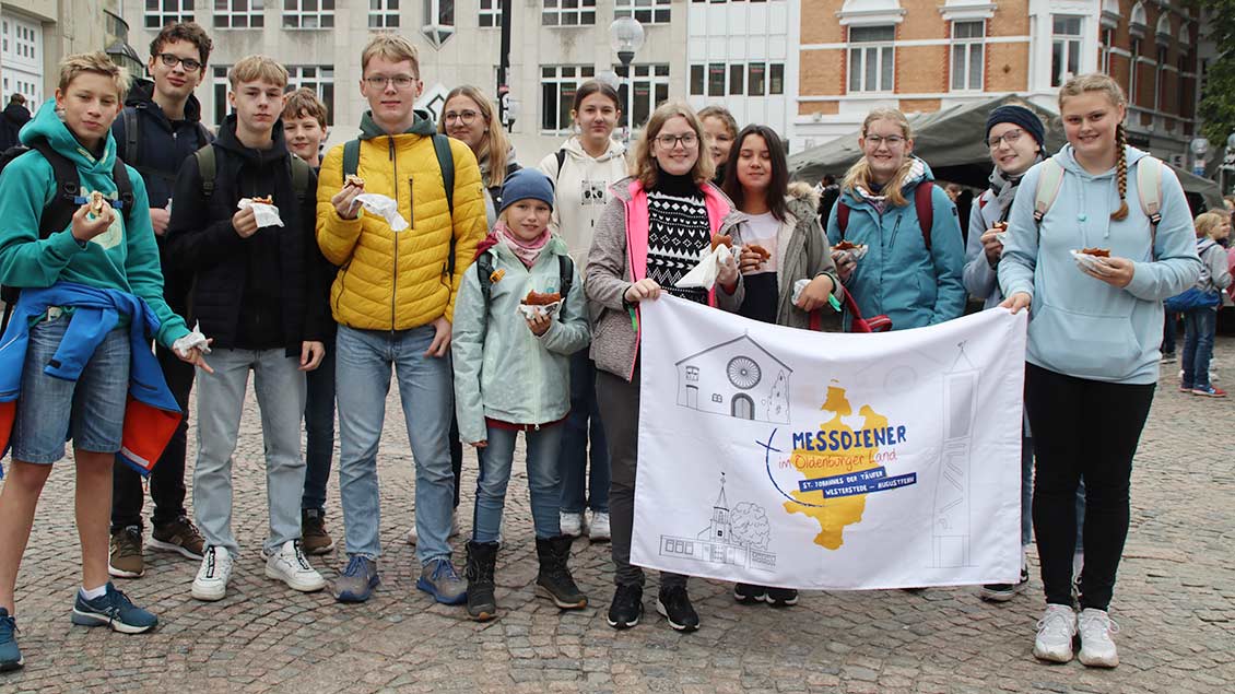 Eine Gruppe Messdiener aus dem Oldenburger Land stärkt sich in der Innenstadt von Osnabrück. | Foto: Jörg Sabel