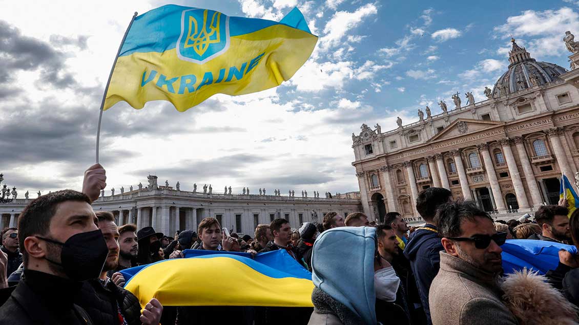 Ukrainer am Petersdom Foto: Guiseppe Lami (Zuma Press / Imago)
