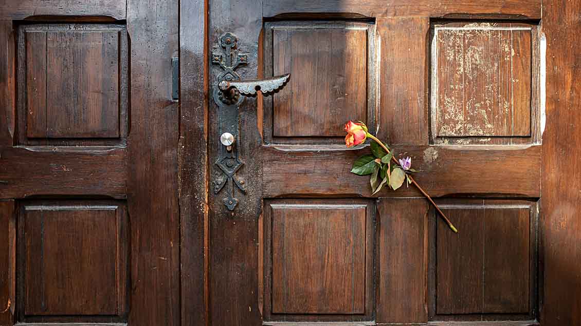 Kirchentür mit Rose Symbolfoto: Chromorange (imago)