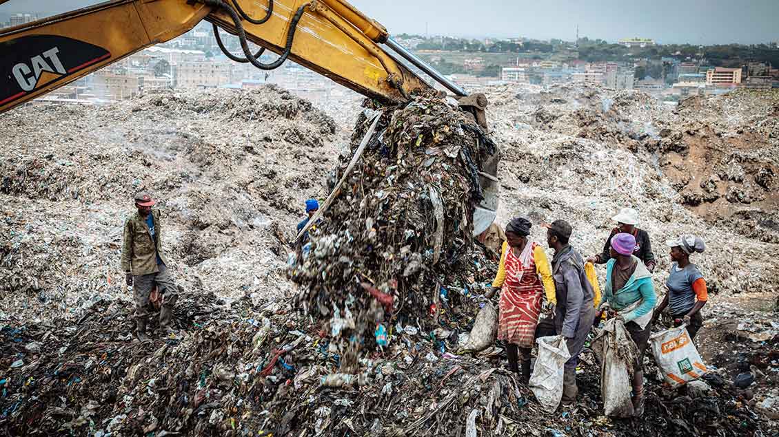 Auf der Müllkippe Dandora recyceln die Menschen mit bloßen Händen Abfälle, um ihr Überleben zu sichern. | Foto: Hartmut Schwarzbach (missio)