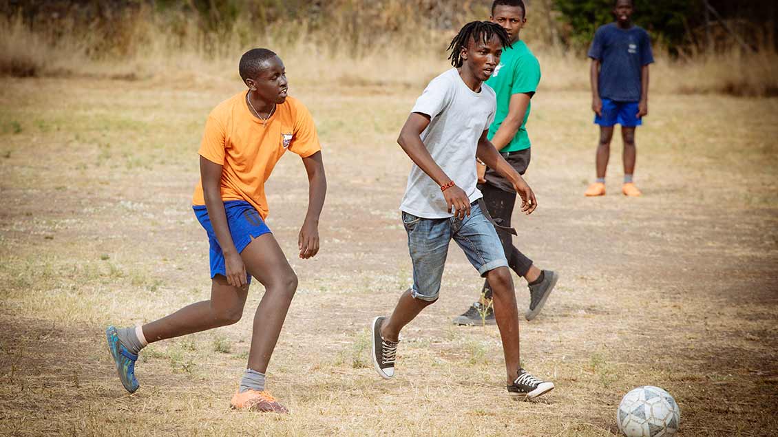 YOUNIB-Jugendinitiative: Die Jugendliche dürfen hin und wieder die Sportanlagen eines Schulinternats im Außenbezirk von Nairobi nutzen. | Foto: Hartmut Schwarzbach (missio)