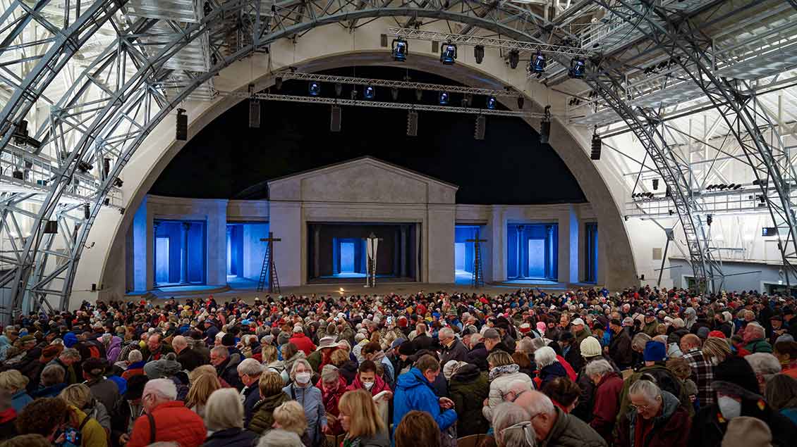 Publikum und Bühne der Oberammergauer Passionsspiele Foto: Eberhard Thonfeld (Imago)