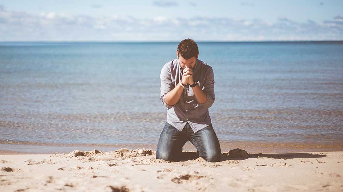  Betender Mensch am Strand Foto: pixabay
