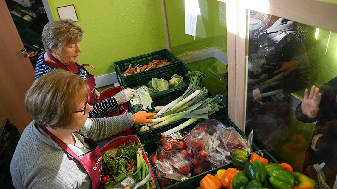 Obst- und Gemüsetheke der Tafel in Warendorf: Helferinnen packen die Körbe für die Kunden.