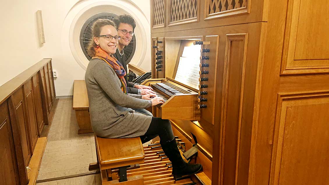 An der Orgel von St. Marien Emstek-Hoheging: Der Kirchenmusiker Christian Kienel aus Bethen und seine Frau Barbara. Foto: privat