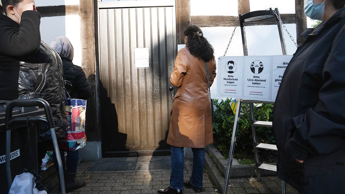Kunden warten vor der Eingangstür des Warenkorbs – der Bedarf an gespendeten Lebensmitteln steigt mit den Flüchtlingzahlen aus der Ukraine. | Foto: Michael Bönte