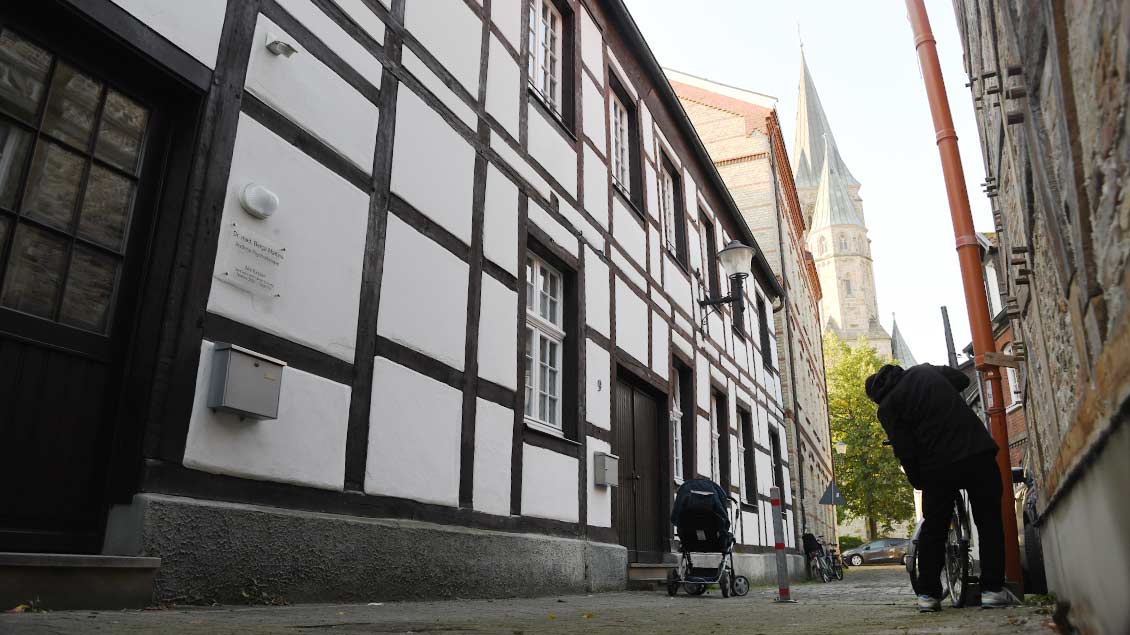 Das Fachwerkhaus der Tafel liegt neben der St.-Laurentius-Kirche in Warendorf. | Foto: Michael Bönte