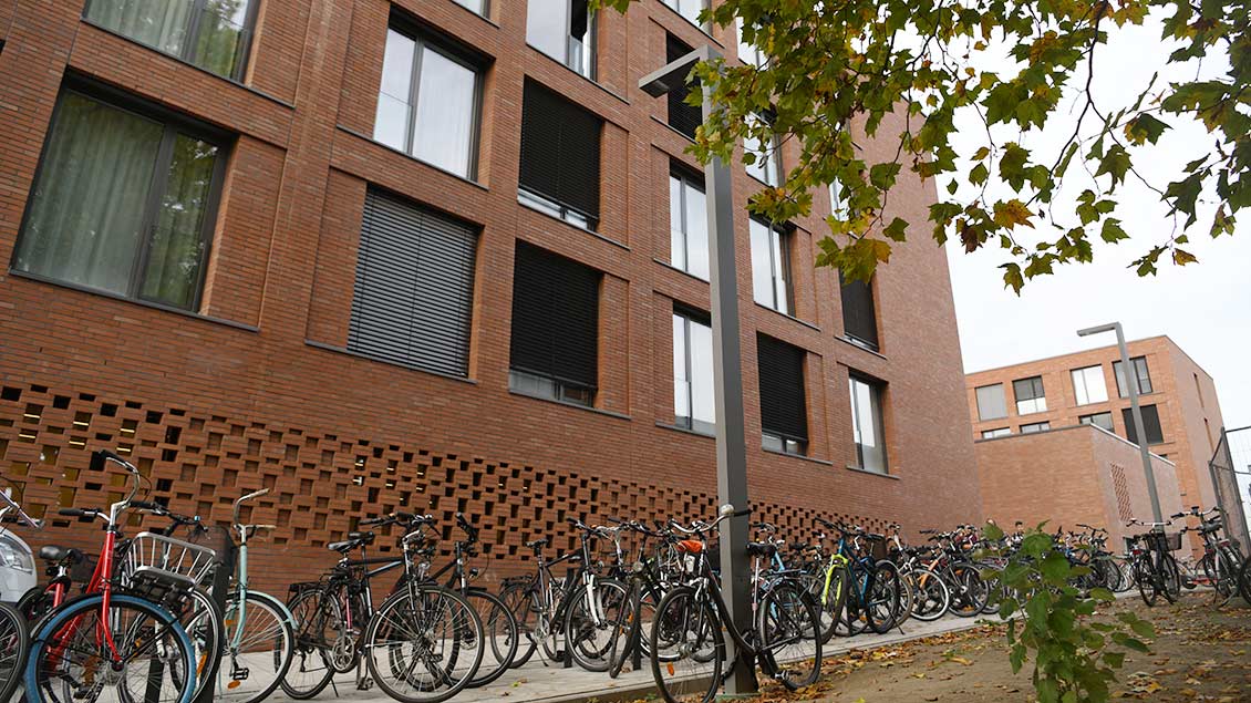 Eindeutiges Zeichen für studentisches Leben: Fahrräder vor dem neuen Wohnheim. | Foto: Michael Bönte