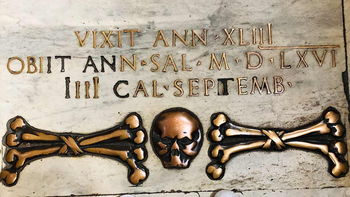 Grabplatte in Santa Maria del Popolo, Rom. Foto: Markus Nolte