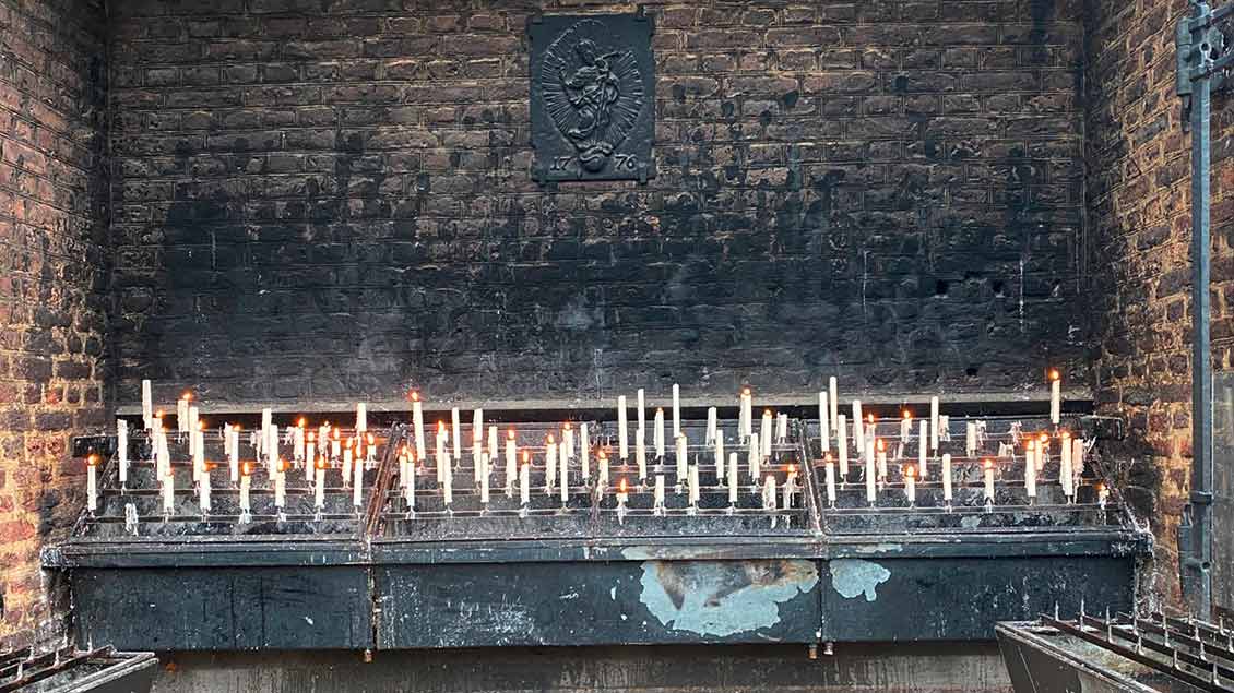 Schon am frühen Morgen brennen am Kapellenplatz Kerzen der Gläubigen. | Foto: Johannes Bernard