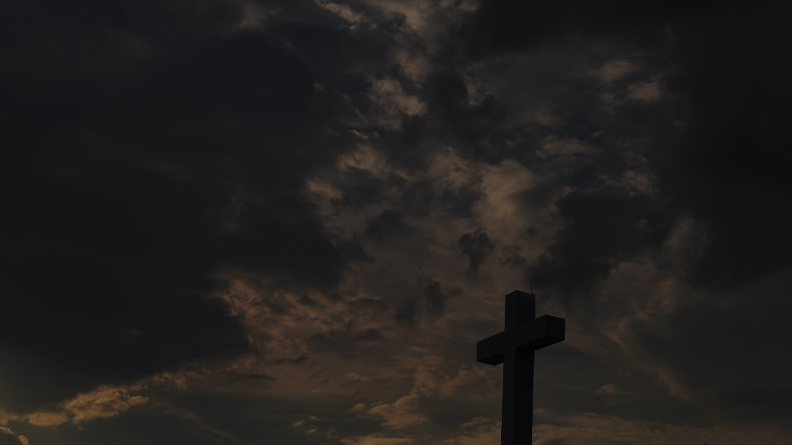 Kreuz vor dunklen Wolken Foto: Michael Bönte