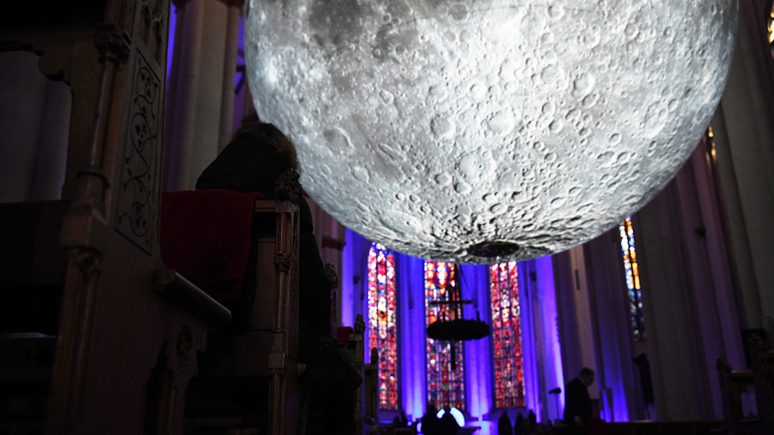 Mehr als 130.000 Menschen bestaunen während der Adventszeit einen überdimensionalen Mond, Teil der Ausstellung „Wunderbar geborgen“in Münsters Überwasserkirche. | Foto: Michael Bönte
