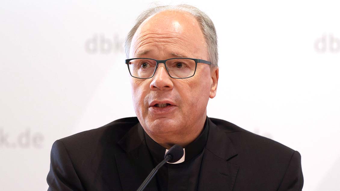 Der Trierer Bischof Stephan Ackermann bei einer PK Foto: P. Back (Future Image/imago)