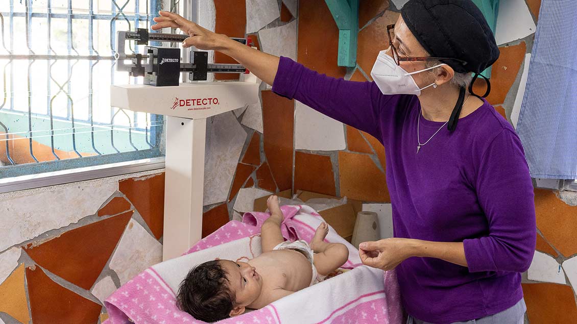 Die Ärztin Vikky Valladares kümmert sich um die Kinder. | Foto: Achim Pohl (Adveniat)