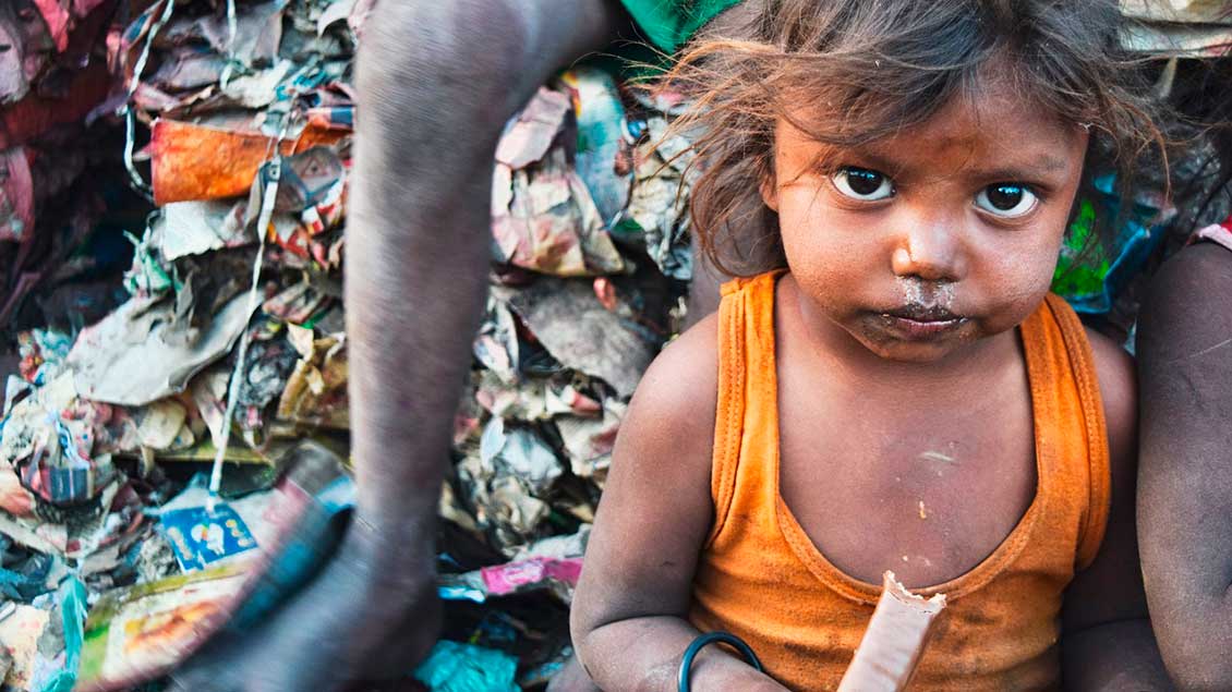 Armut - Kind auf einer Müllkippe
